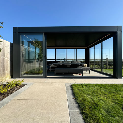 Veranda met glazen wanden